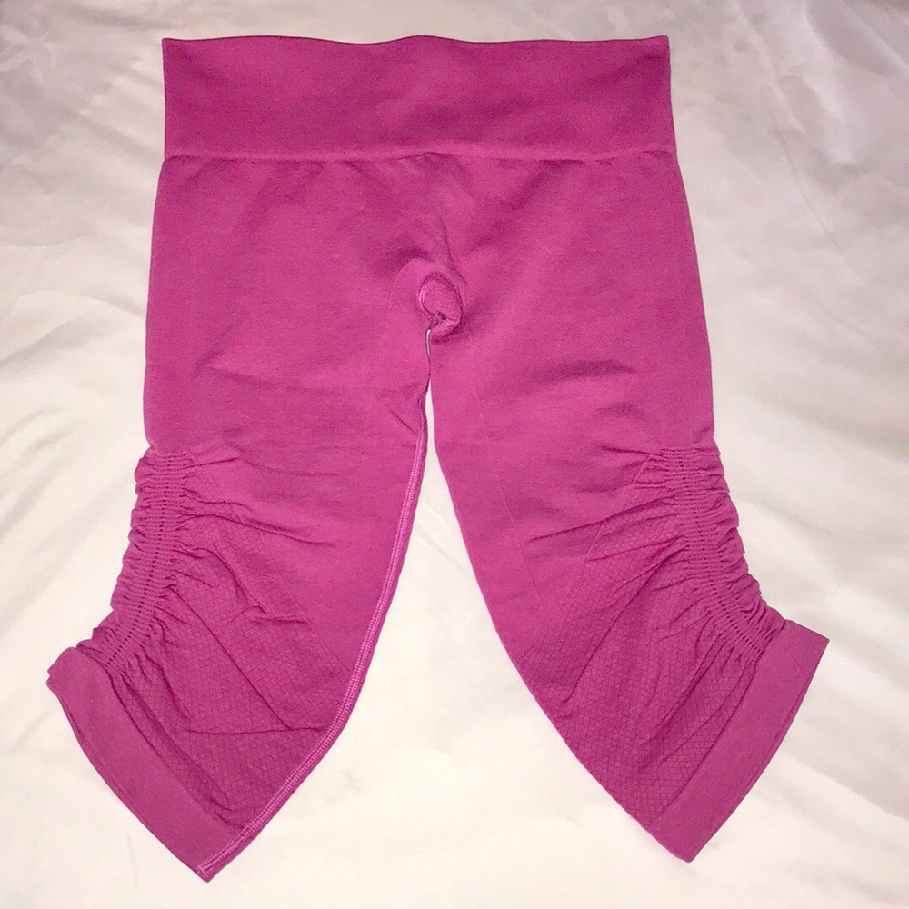 Lululemon in the flow crop